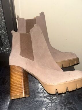 Charles David like new suede Chunky Heel Chelsea Boot - Blush size 9